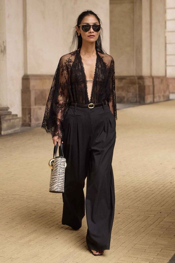 画像: 総レースのトップスで黒一択の装いをドラマティックに