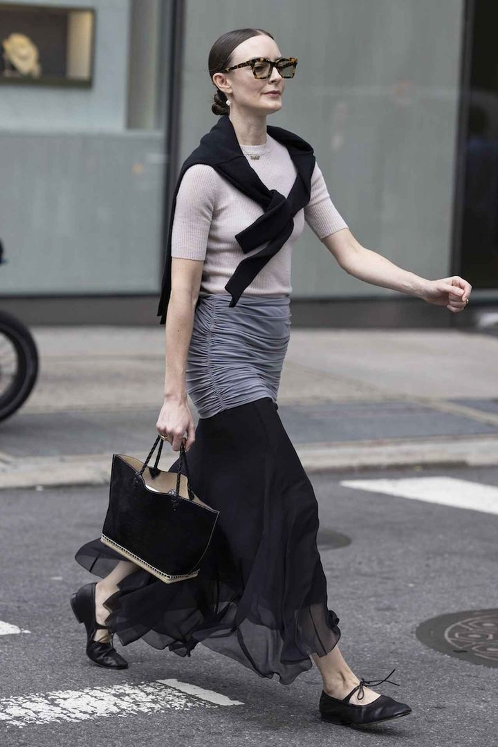 画像: 白黒コーディネートに動きをつけて