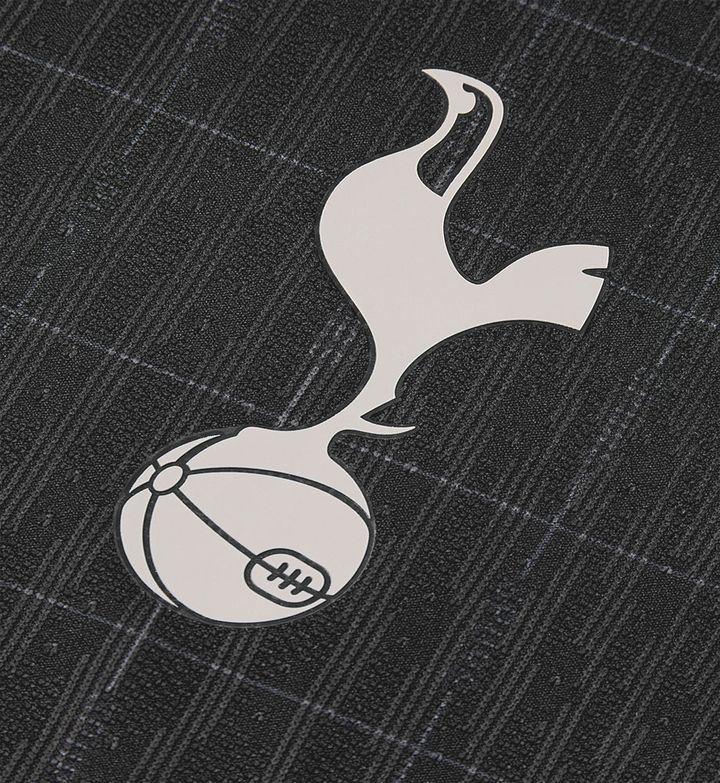 日本人選手加入の噂もあるイングランド強豪、新ユニフォームはなんと「2082年」のデザインか？！