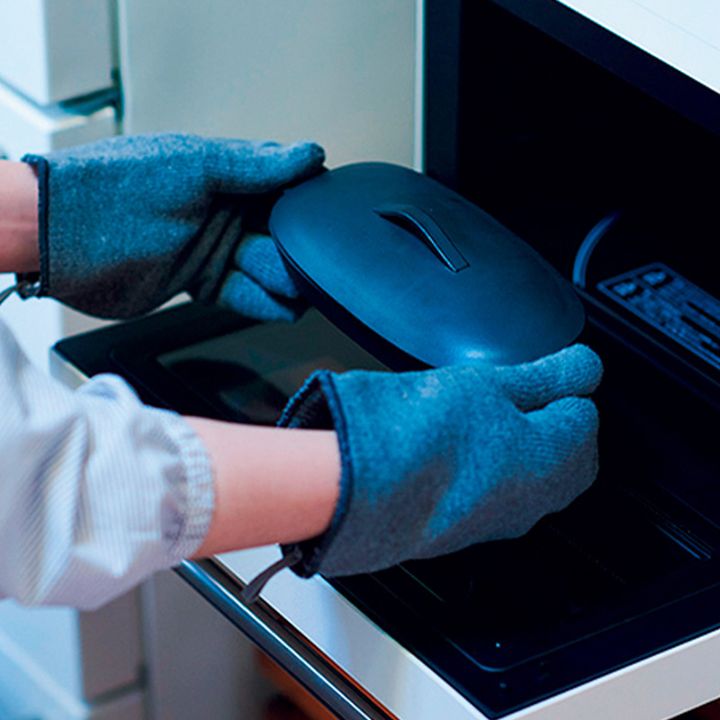 電子レンジに波佐見焼のレンジ焼き皿を入れるところ