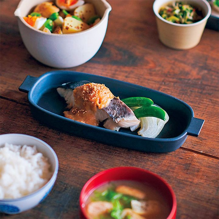波佐見焼のレンジ焼き皿に乗った焼き魚