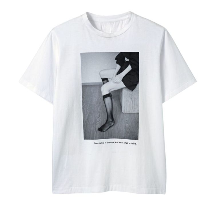 センシュアルなモノクロフォトがスタイリッシ ュ。大人のお洒落のスパイスにぴったり。8800円（ダン）