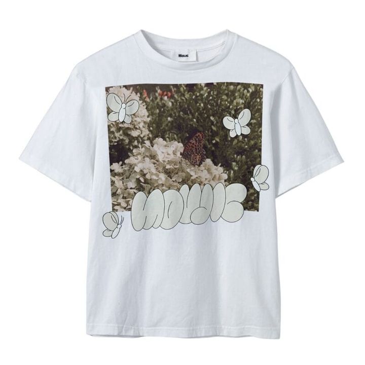 .グラフィティ風のイラストやロゴとボタニカルな 写真の組み合わせがポップ。1万9800円（ムジィーク）