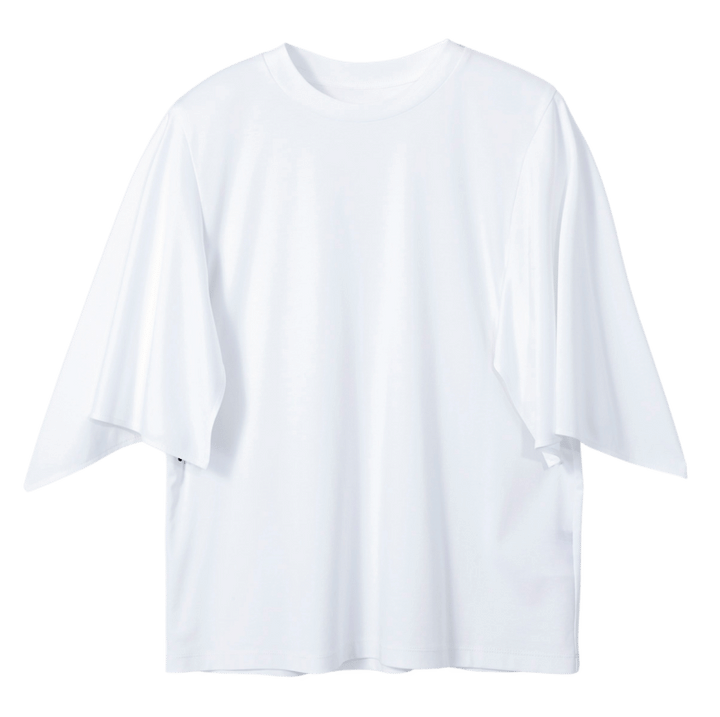 ハンカチのようなアシンメトリーなフォルムの袖が、さりげない遊びと華やかさを演出。5990円（プラステ）