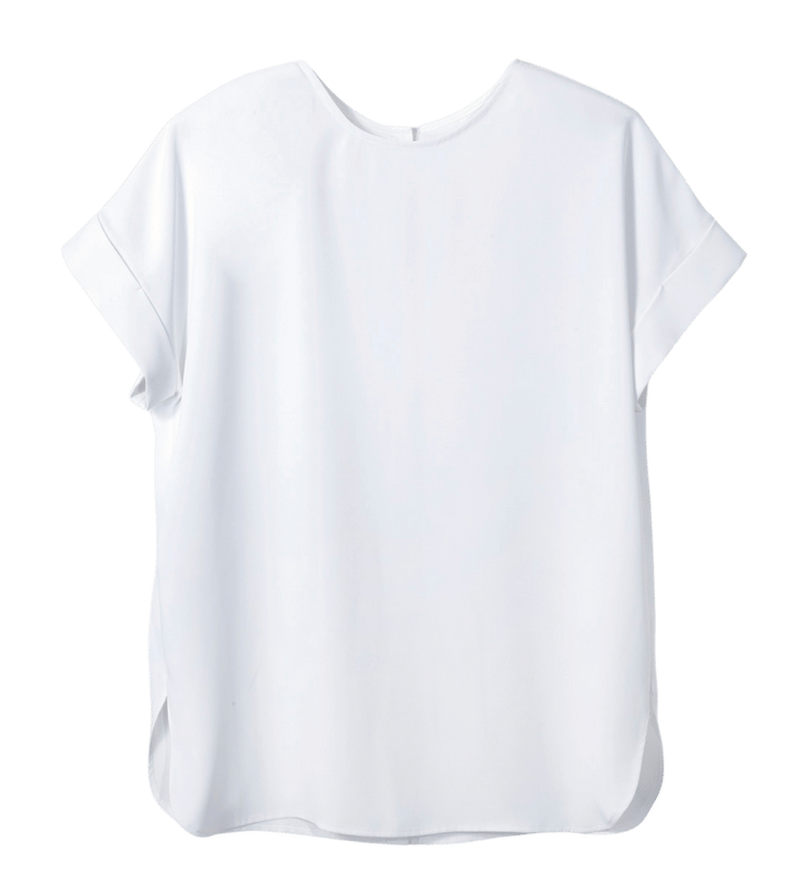 後ろは比翼仕立てのボタン開きで、どちらを前にしても着られる2WAY仕様のTブラウス。7990円（プラステ）