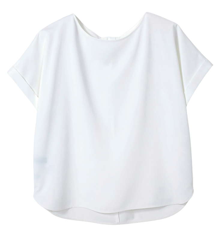 背中にリボンのような大きなタックとドレープ入り。後ろ姿も素敵なTブラウス。1万4300円（アンタイトル）