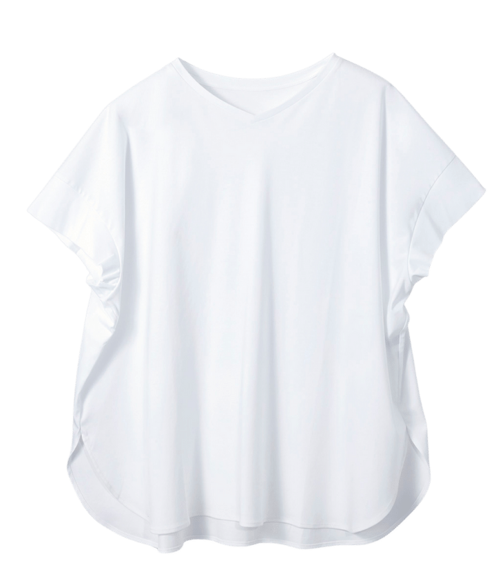 顔まわりをきれいに見せるVネックや体の線を拾わない形など、工夫が詰まったシンプルT。5990円（プラステ）