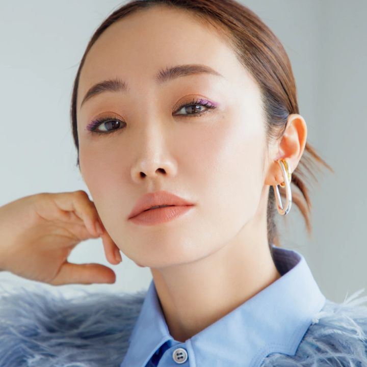 神崎恵 プラダ ビューティ ダイメンションズ マルチエフェクト アイシャドウ 01を使ったメイク