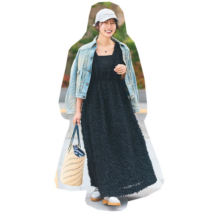 全身が甘く見えるワンピは メンズライクな小物をちりばめて