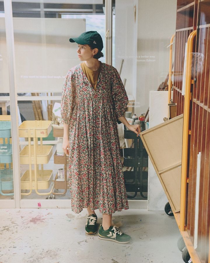 持つならグリーンのスニーカー！レトロな柄ワンピースと相性良し【FUDGE dig.｜バランス上手なあの子がお手本！ローテクスニーカーの着こなしレッスン- 06】