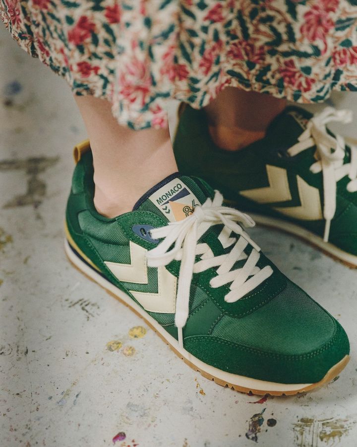 持つならグリーンのスニーカー！レトロな柄ワンピースと相性良し【FUDGE dig.｜バランス上手なあの子がお手本！ローテクスニーカーの着こなしレッスン- 06】