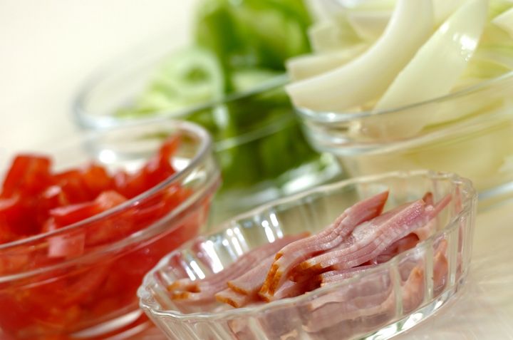 トマトが主役のナポリタン シンプルだけど奥深い味 by金丸 利恵さんの下準備1