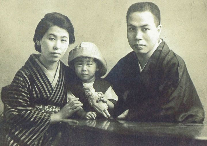 村岡儆三・花子（翻訳家）夫妻と、5歳で早世した長男・道雄。1922年