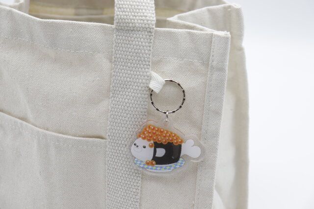 ダイソーのアクリルキーホルダー（お寿司）は存在感があって目立つ