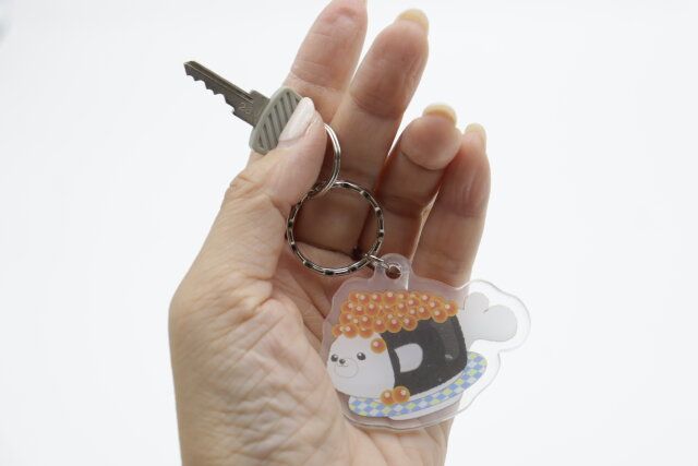 ダイソーのアクリルキーホルダー（お寿司）のサイズ