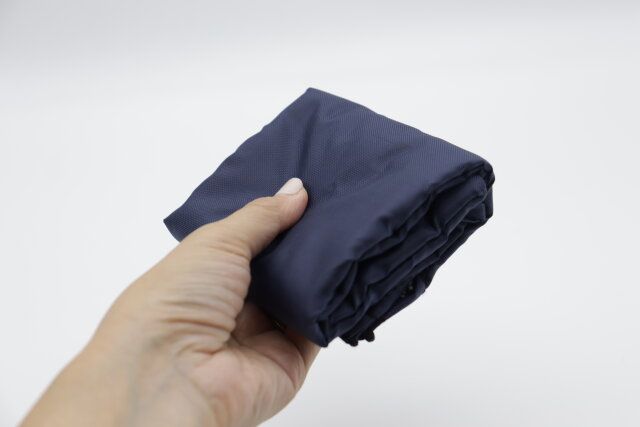 ダイソーの傘の収納袋はたたんでコンパクトに持ち運べる