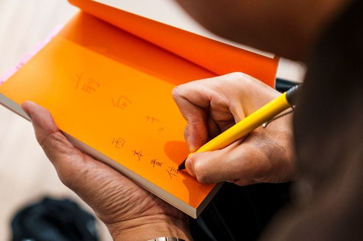 自著に「前向き」とサインしてくれた西本さん