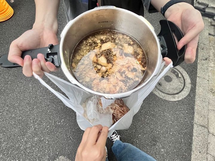 スープは鍋に、チャーシューと生麺はビニール袋に入れて提供してもらえます