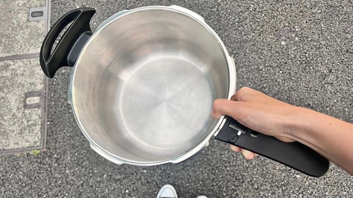 自宅で一番深い鍋を持って、いざラーメン二郎目黒店へ