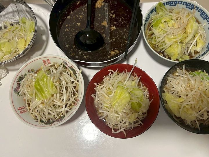 麺を分けたらその上に野菜たちを山盛りに乗せていきます