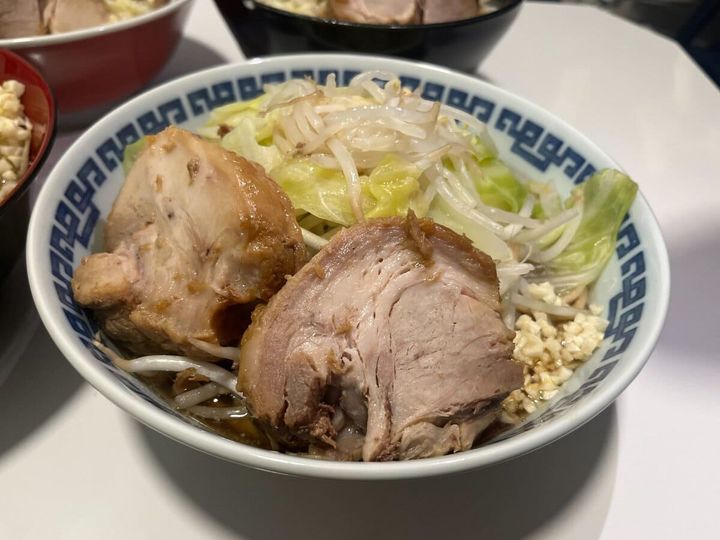 自分の部屋にラーメン二郎がある…なんとも異世界な光景