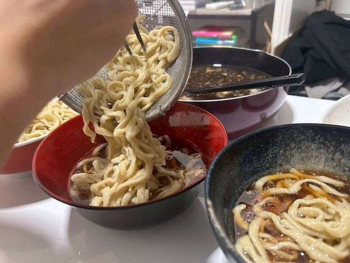 茹であがった麺を均等に分けていきます