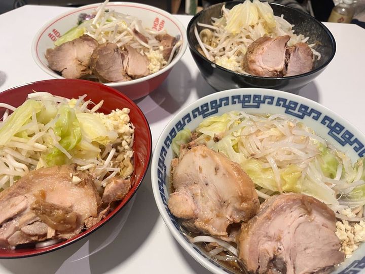 最後に刻んだにんにくと厚切りのチャーシューを乗せたら完成！