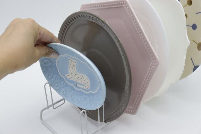 ダイソー ディッシュスタンド（6枚収納） 使用例 取り出しやすい
