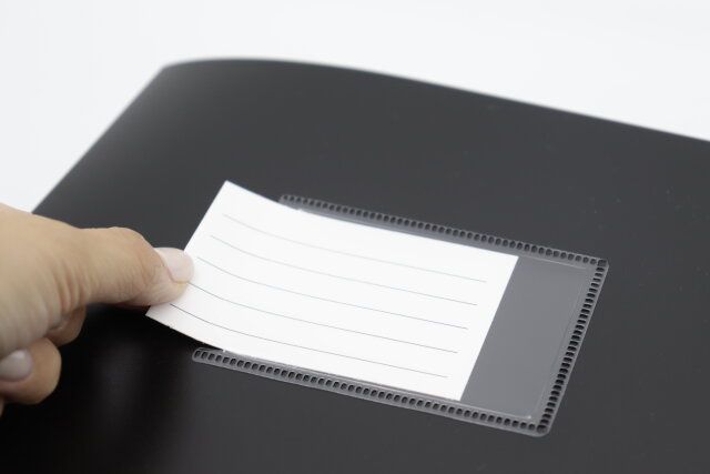 ダイソーのA4ファイルケースはラベル入れ付き