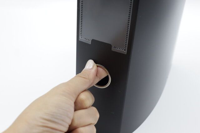 ダイソーのA4ファイルケースは背面に穴が開いていて引き出しやすい