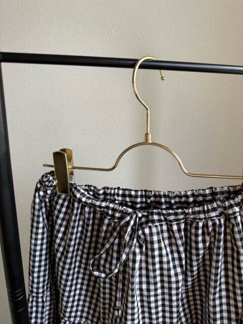 すっきりしてみえる細めのウエスト幅