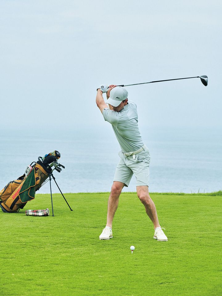 ゴルフウェアを纏った男性