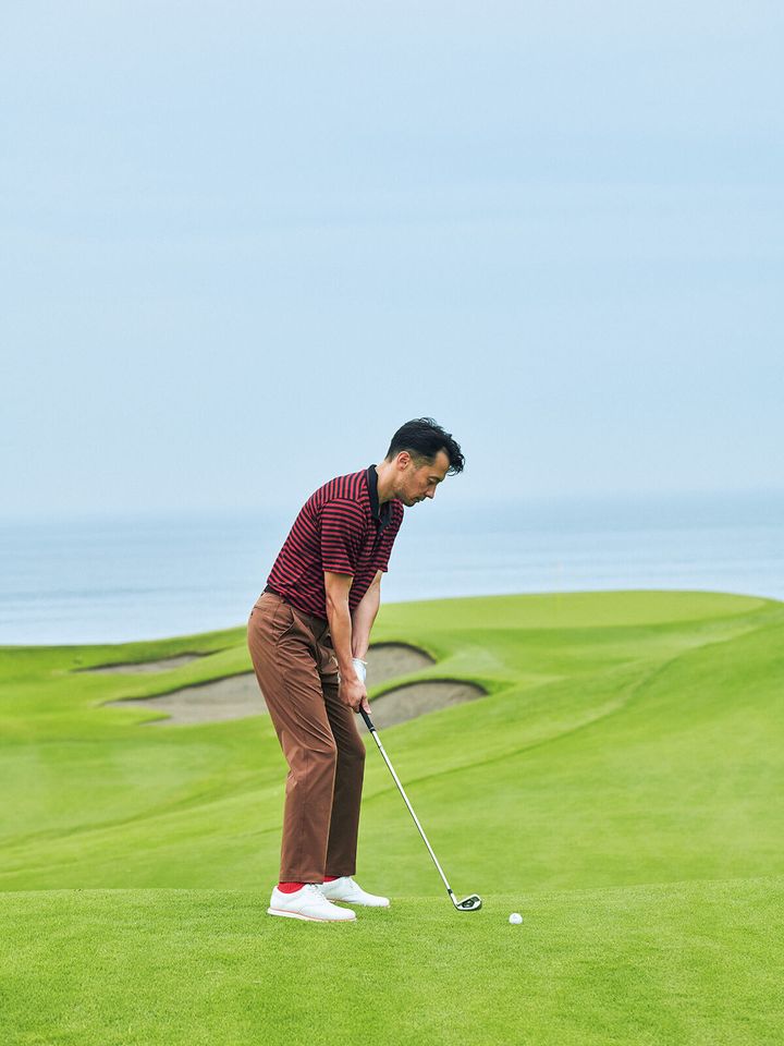 ゴルフウェアを纏った男性