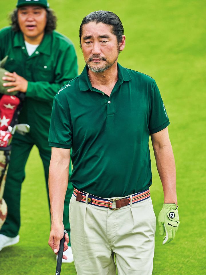 ゴルフウェアを纏った男性