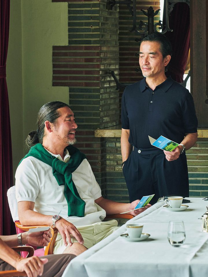 ゴルフウェアを纏った男性