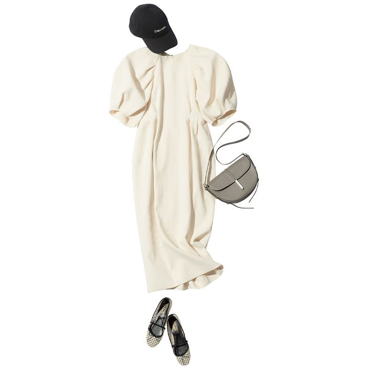 バルーン袖のワンピースの甘さをスポーティな黒キャップで引き締め