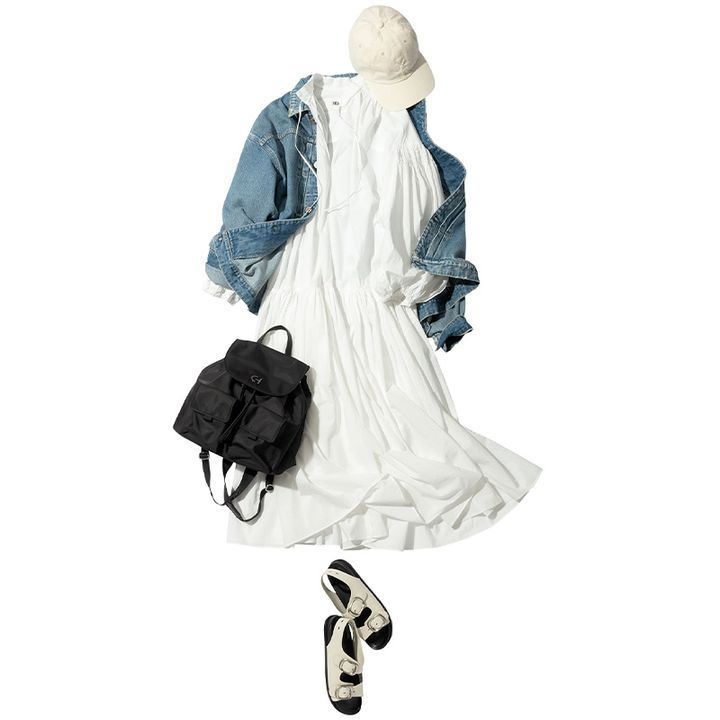 白ワンピのたっぷりギャザーを同色キャップでコンパクトに