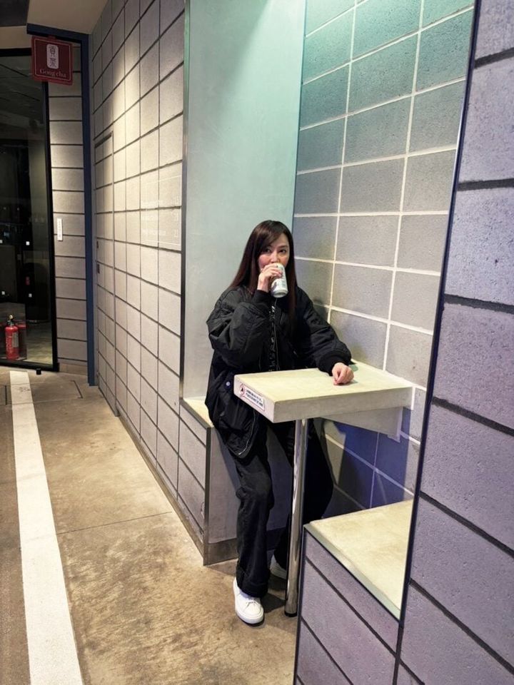 渋谷の複合施設『道玄坂道通』を楽しむ観月ありささん