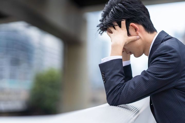 頭を抱える男性