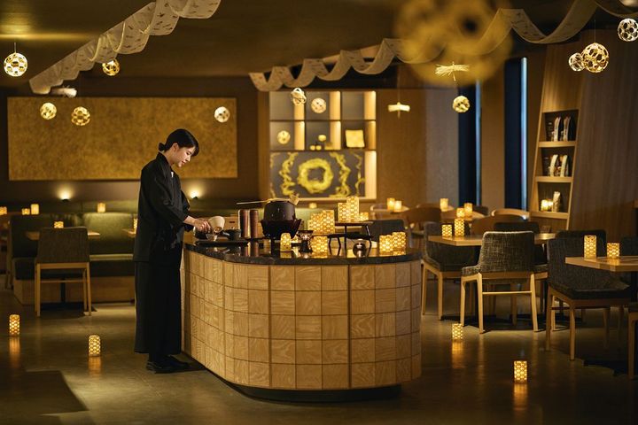 金沢箔や加賀水引細工などを用いた空間で、お茶を淹れる