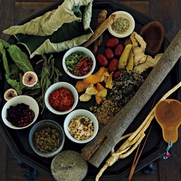 韓方茶とは身近な食材を乾燥させたり、砂糖などに漬けたり、コトコト煮こんだりして作る家庭のお茶