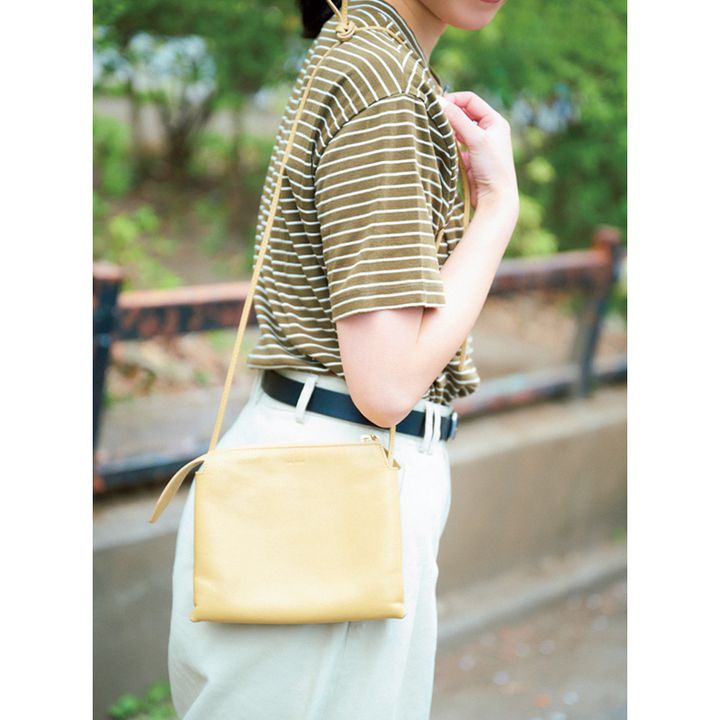 細ボーダーTとデニムにTHE ROWのショルダーバッグを持った読者の私服コーデ