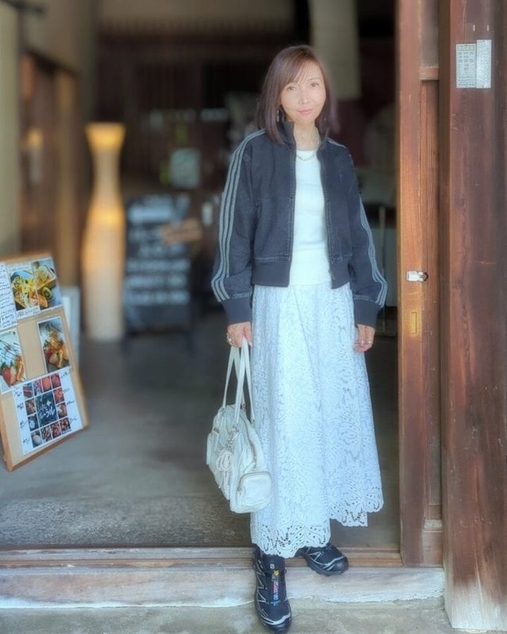 見た目も涼しげな白レーススカート（ZARA）