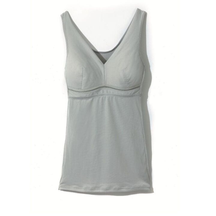 汗が溜まって不快になるアンダー部分はメッシュ 仕様でムレを軽減。幅広の肩ひもで安定感も。ブ ラタンクトップ2420円（クールマジック／グンゼ）