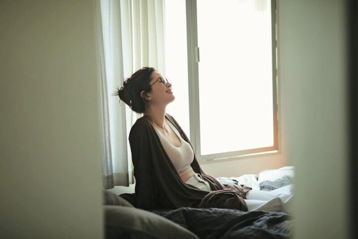 カーディガン4万4000円 （オブリオ） デニムパン ツ4万4000円（シチズン ズ・オブ・ヒューマニティ ／シチズンズ・オブ・ヒ ューマニティ・ジャパン） 眼鏡1万9800円（ザ ベッ ドフォード ホテル／キン グ スター） ネックレス 11万2200円（マリハ）