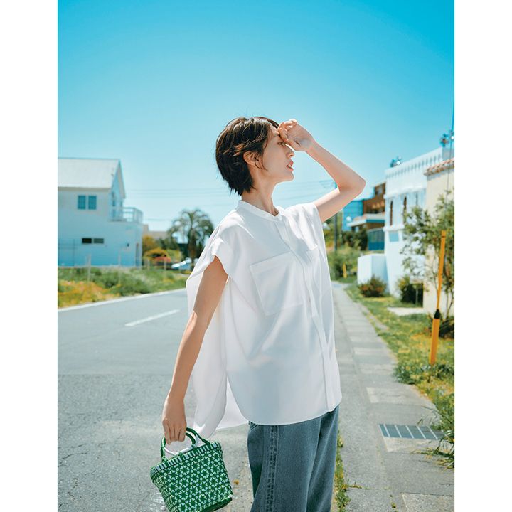 サテンブラウスとデニムのコーデ