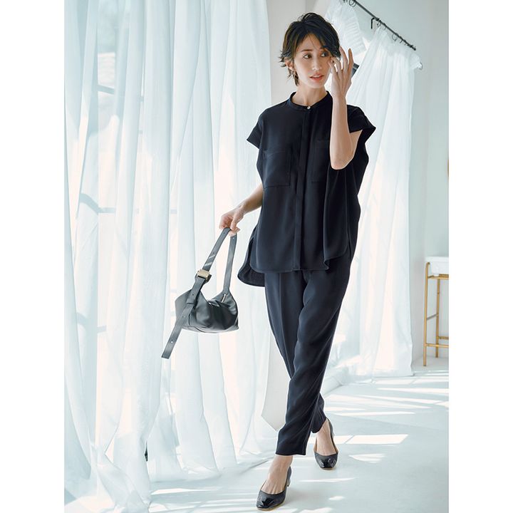 サテンブラウスとイージーパンツのセットアップ