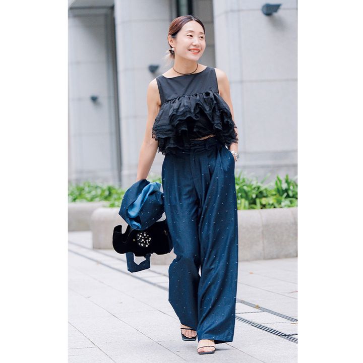 コンサバライクなセットアップは 目を引くトップスで遊びをプラス