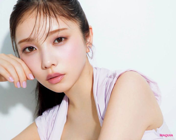 与田祐希さんがまとう、最旬「青みピンクメイク」。上半期ヒットコスメで叶える、今なりたい顔