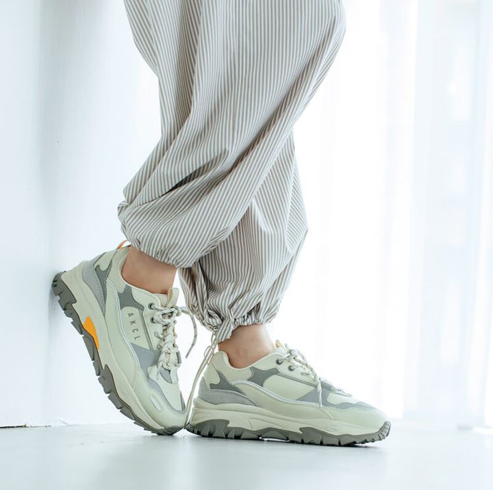 スニーカー［5cm／AKIII URBAN TRACKER］￥9,790／アキクラシック（シンヨオ）、パンツ￥35,200（７月発売予定）／プレインピープル（プレインピープル青山）